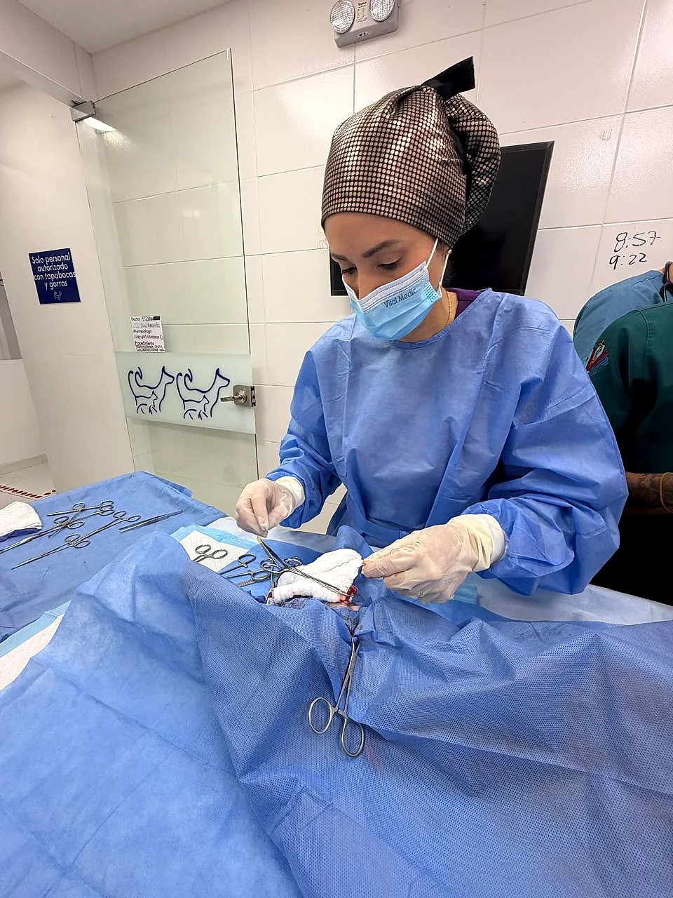 La Dra. Yoneidys Barrada operando, con el campo estéril y el instrumental